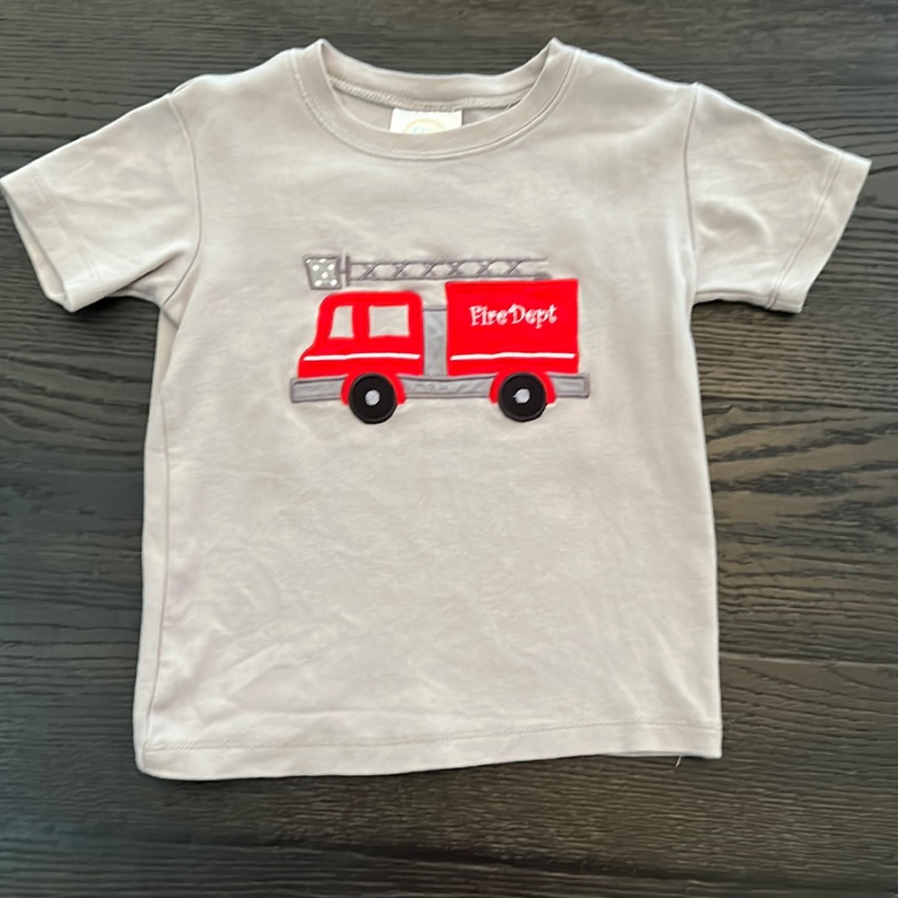🚒 Adorable fire truck shirt🚒